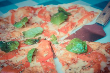 Bir tabakta Pizza margarita