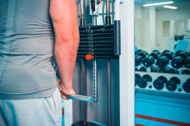 Spor salonunda vücut geliştirmeci