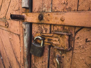 eski kapıyı kilitle