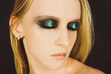 Yeşil gölgeli göz makyajı