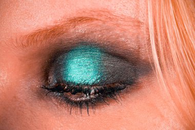 Yeşil gölgeli göz makyajı