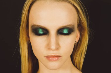 Makyaj yeşil gölgeler ile