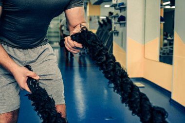 Spor salonunda vücut geliştirmeci