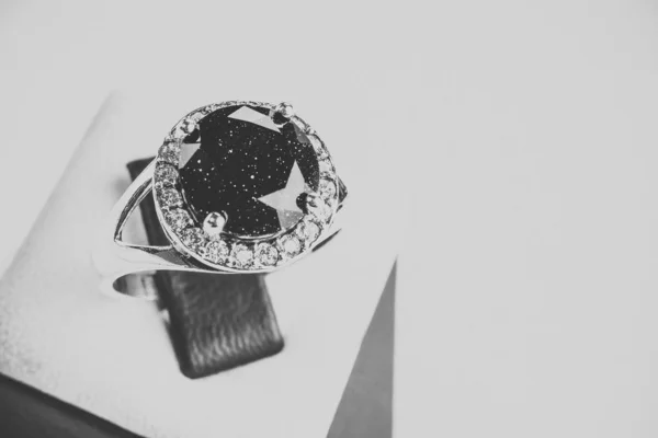 Schöner Silberner Ring Aus Nächster Nähe — Stockfoto