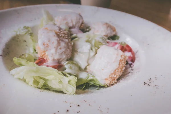 Salada Com Queijo Grelhado Legumes — Fotografia de Stock