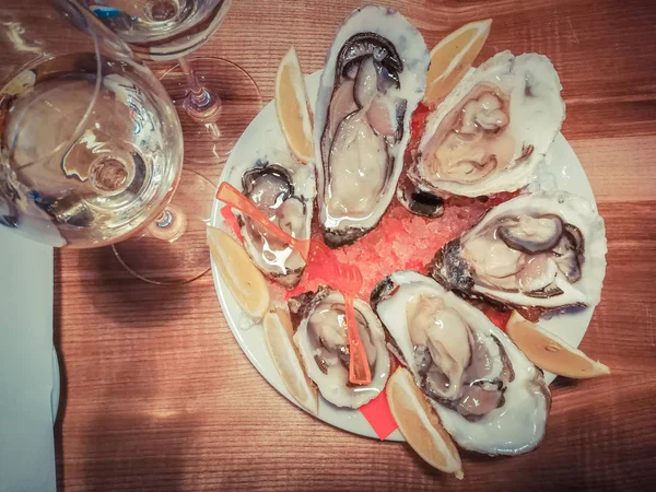 Austern mit Wein auf dem Tisch — Stockfoto
