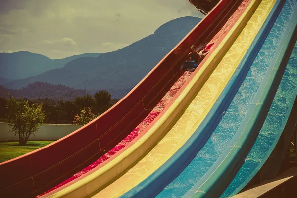 Meisje Paardrijden Glijbanen Waterpark — Stockfoto