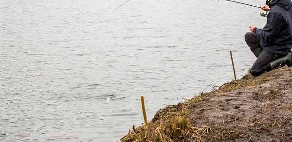 Hechtangeln auf dem See. Freizeitfischerei — Stockfoto