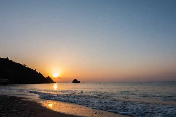 Strand am Meer bei Sonnenaufgang — Stockfoto