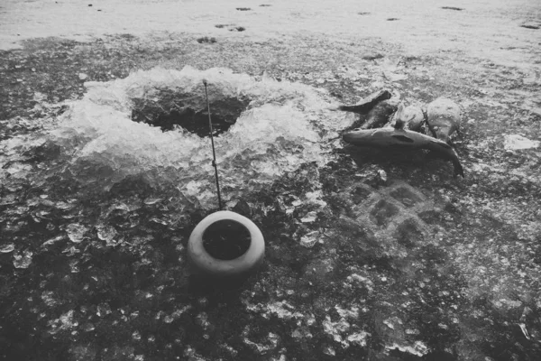 Pesca sul ghiaccio sul lago — Foto Stock