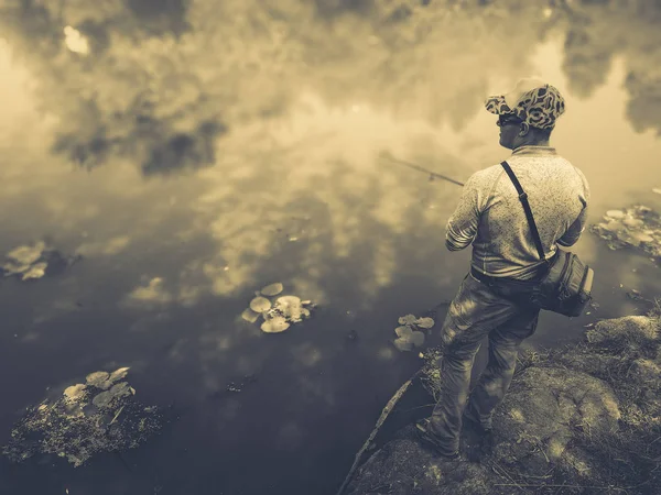 Un jeune homme pêche. bokeh, fond flou — Photo