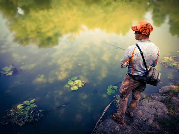 Mladý muž rybolov. bokeh rozostřeného pozadí — Stock fotografie