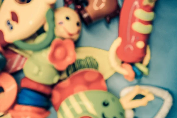 Brinquedos infantis em um fundo multicolorido — Fotografia de Stock