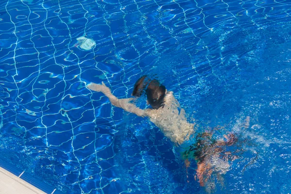 Der Junge springt in den Pool — Stockfoto