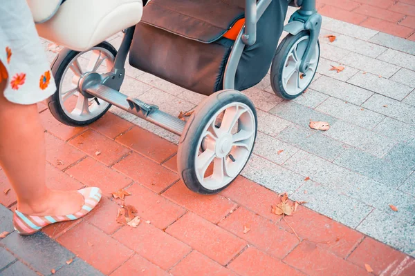 Mutter Über Kinderwagen — Stockfoto