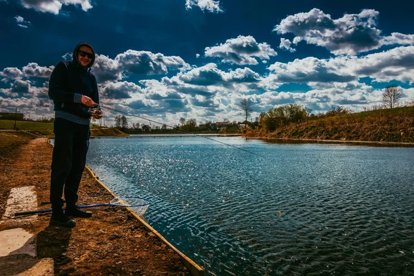 Jovem Pesca Por Lago — Fotografia de Stock