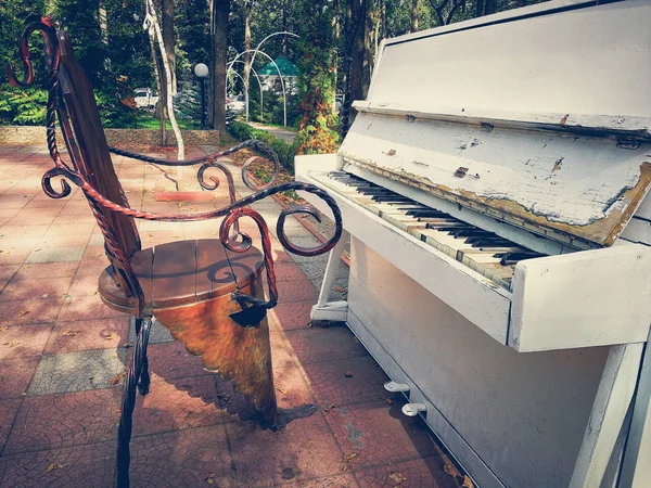 Vieux piano blanc effondré — Photo