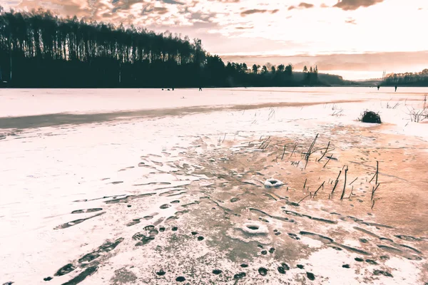 Pesca de hielo en el lago —  Fotos de Stock