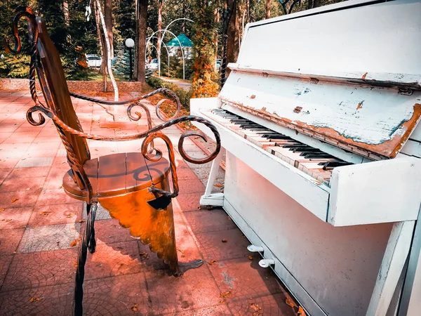 Vieux piano blanc effondré — Photo