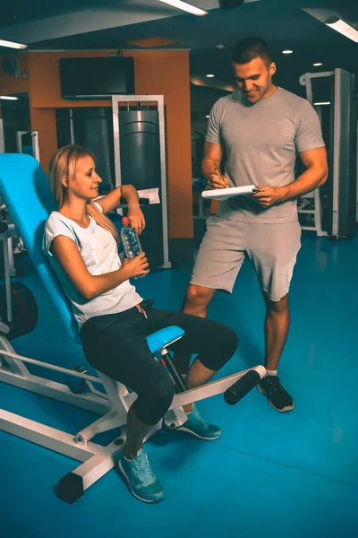 Persoonlijke training in de sportschool — Stockfoto