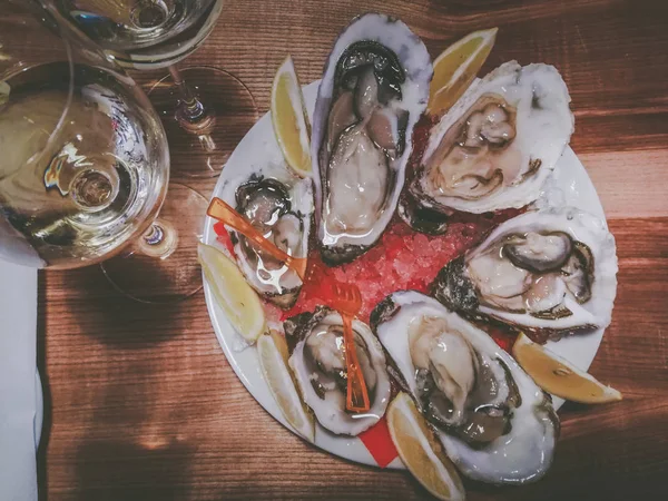 Ostras com vinho na mesa — Fotografia de Stock