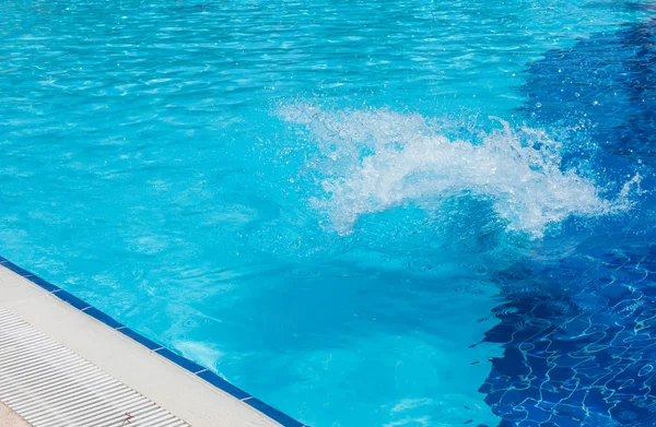 Egy fiú beugrott a medencébe — Stock Fotó