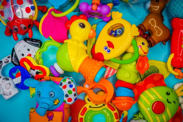 Brinquedos infantis em um fundo multicolorido — Fotografia de Stock