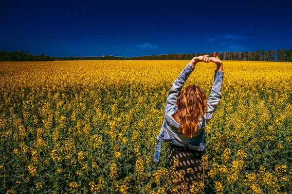 Kolza tohumu alan bir kız