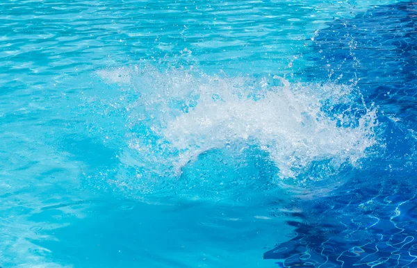 En pojke hoppar in i poolen — Stockfoto