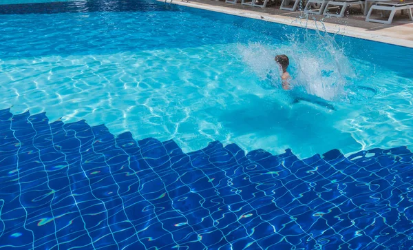 Der Junge springt in den Pool — Stockfoto