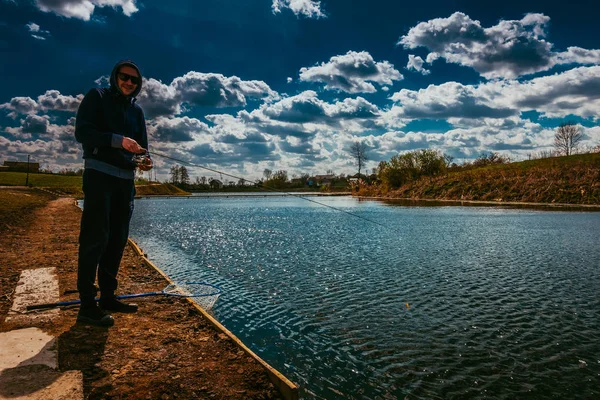 Молодий Чоловік Риболовля Біля Озера — стокове фото