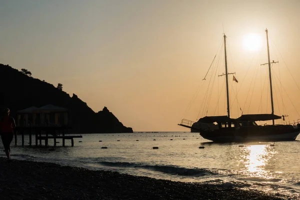 Belo nascer do sol junto ao mar — Fotografia de Stock