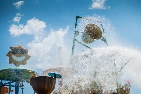 Parc aquatique pour enfants. Glissières d'eau pour enfants — Photo