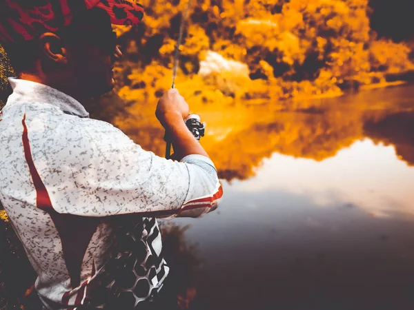 El pescador está pescando en el lago en verano — Foto de Stock