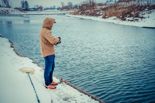 Jovem Pesca Por Lago — Fotografia de Stock