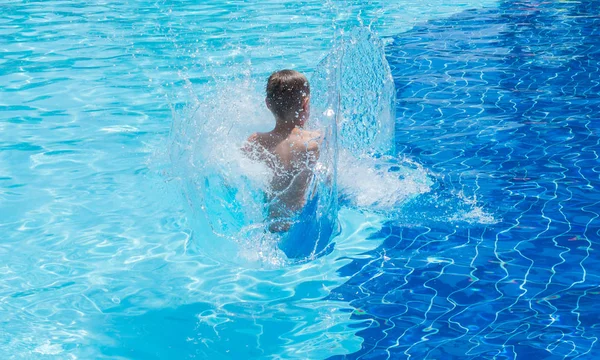 Ein Junge springt in den Pool — Stockfoto