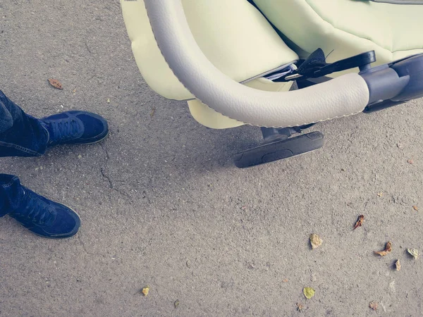 Griff aus Kinderwagen und Beinen — Stockfoto