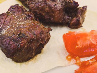 kızarmış et ve domates