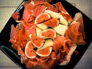 et ve incir bir plaka üzerinde parçalar