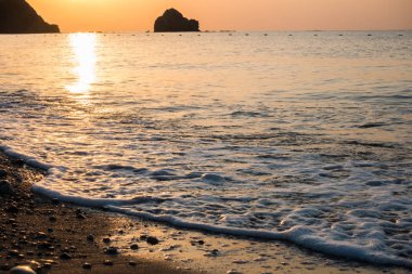 Deniz kenarında güzel gündoğumu