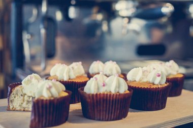 Kahve makinesi ve kafede capkake