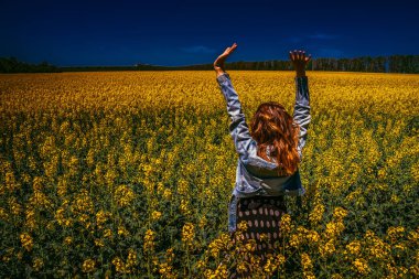 Kolza tohumu alan bir kız