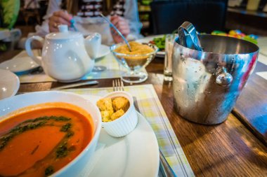 Bir tabak içinde domates çorbası