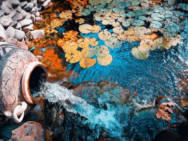 eski bir vazodan şelale