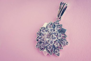 Güzel gümüş kolye yakın çekim