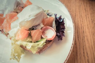 Ekmek te somon ile haşlanmış yumurta