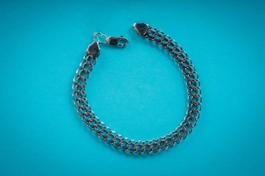 mavi bir arka plan üzerinde gümüş bilezik