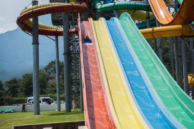 Çocuk bir slayt su park gezintisi