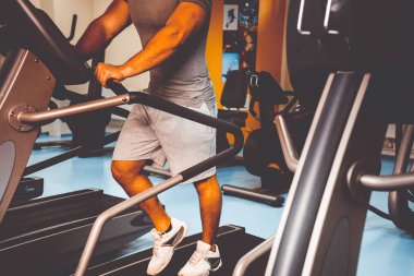 Spor salonunda vücut geliştirmeci