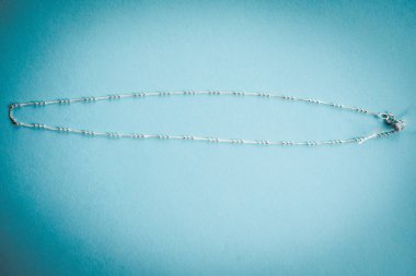 mavi bir arka plan üzerinde gümüş bilezik